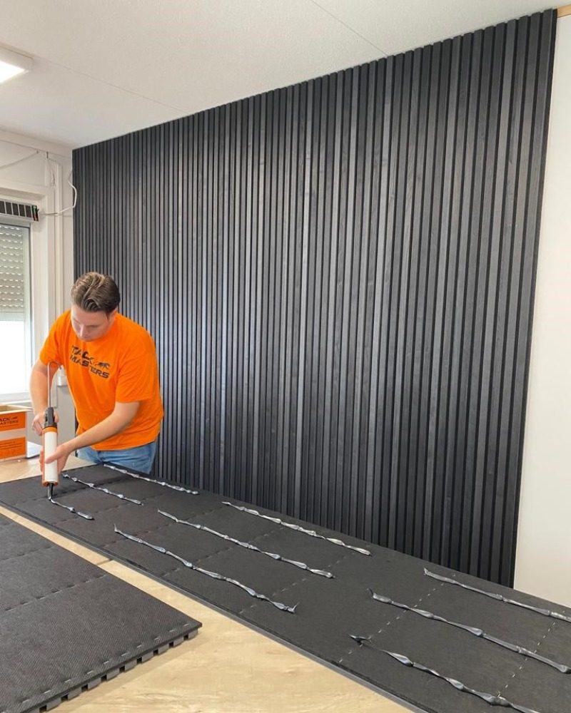 Akoestische wandpanelen lijmen