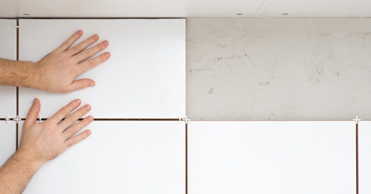 Tegels op hout of beton lijmen