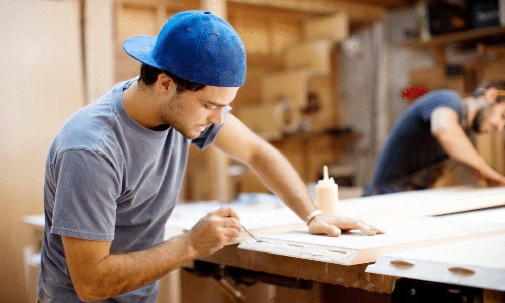 Ben je benieuwd waar watervaste lijmen het meest voor gebruikt worden? We sommen de belangrijkste toepassingsgebieden op, om je een idee te geven. Houtbewerking: zoals houten fineerlagen, meubelwerk, houten panelen, traptreden, vloeren en wanden. Buitentoepassingen: bijvoorbeeld houten balken, gevelbekleding, buitenbanken, tuinmeubilair, schuttingen, dekken en terrassen. Scheepsbouw: het verlijmen van (houten) onderdelen in de romp, bevestigen van glasvezelcomposiet en verlijmen van maritieme accessoires zoals roestvrijstalen beugels. Aquariumbouw: glaspanelen lijmen om het frame te vormen en tot een lekvrije constructie te komen. Waterdichte lijm voor buiten