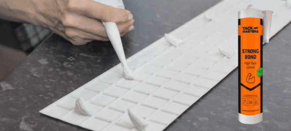 Plastic op metaal lijmen