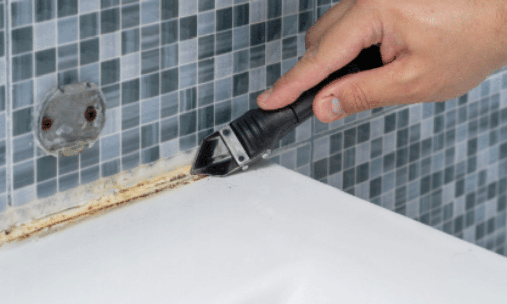 Oude kit verwijderen badkamer