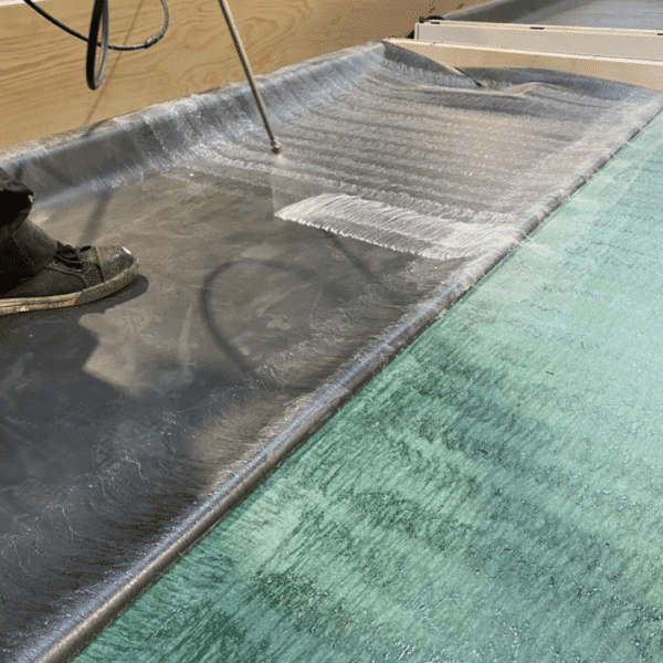 EPDM lijmen met Tackmasters Roofing Spray